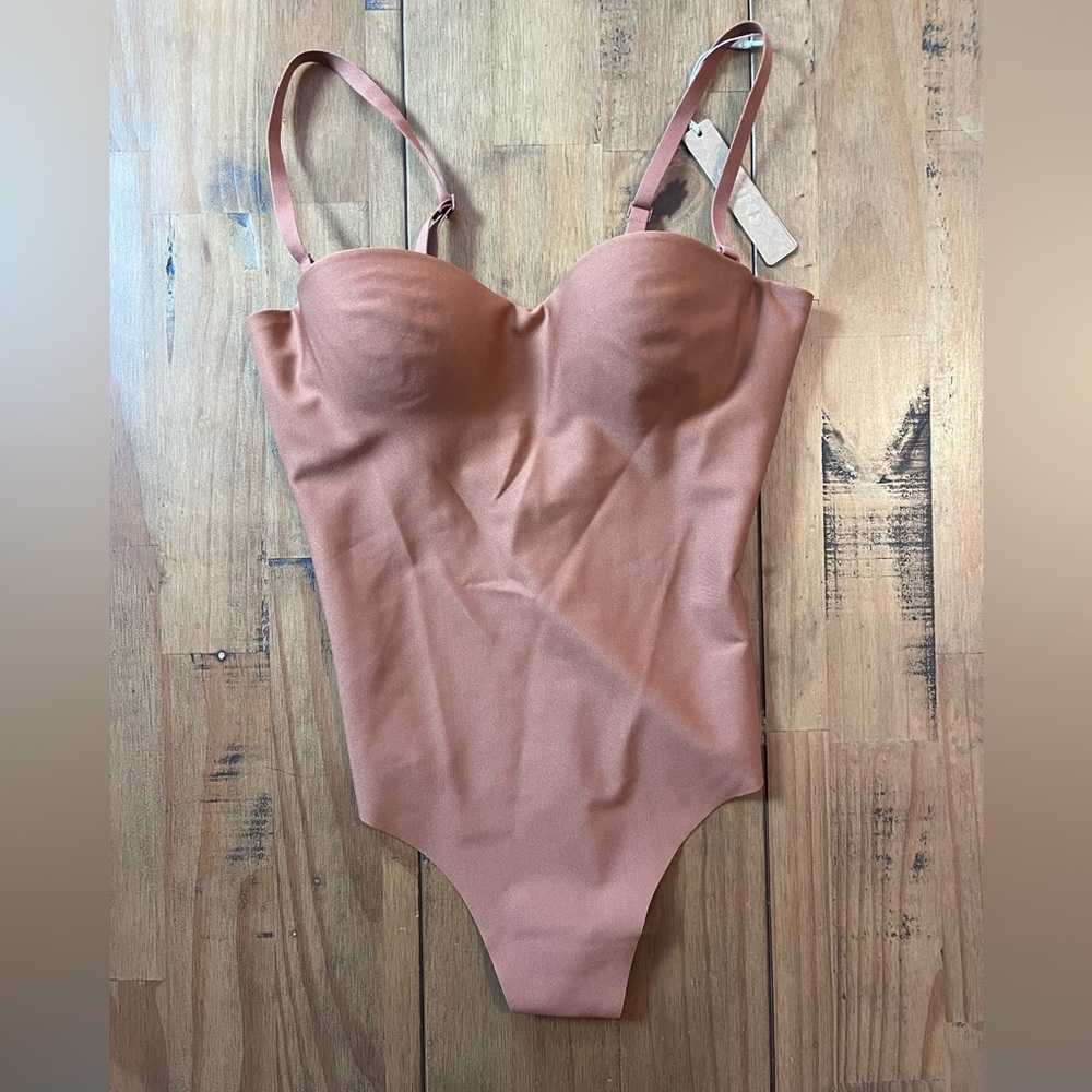 SKIMS BODY UNDERWIRE THONG BODYSUIT | BRONZE / XS